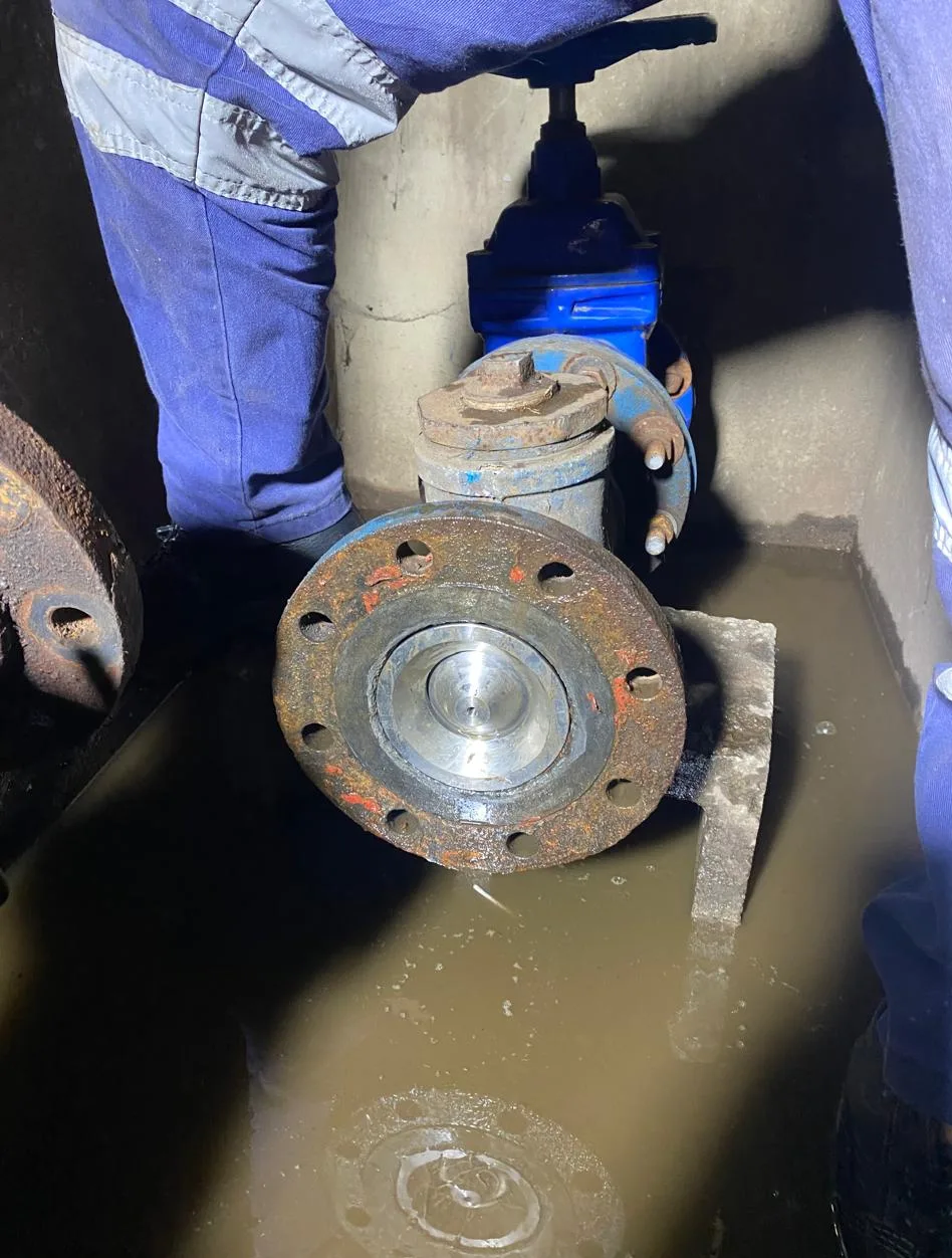 Técnico realizando trabajo de ingeniería hidráulica en sitio